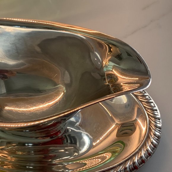 Silver Plated Gravy Boat with Under-plate and Ladle - Picture 5 of 13